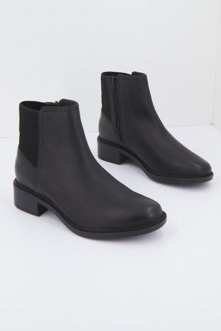 CLARKS MAYE PALM en color NEGRO (1)
