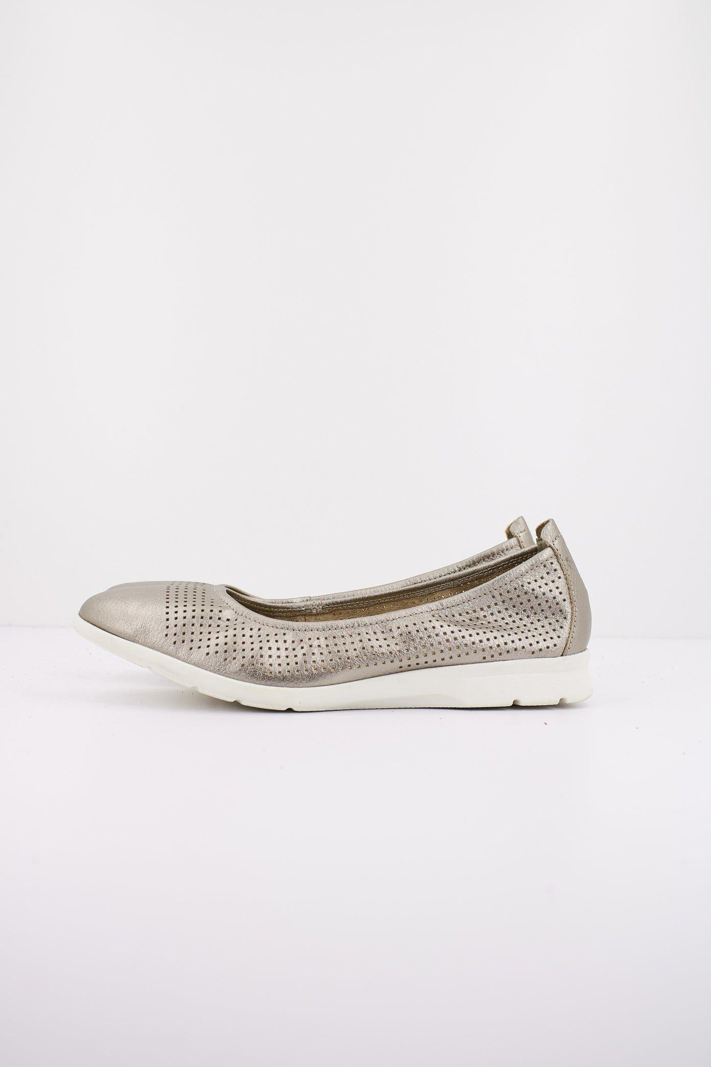 CLARKS JENETTE EASE en color ORO (1)