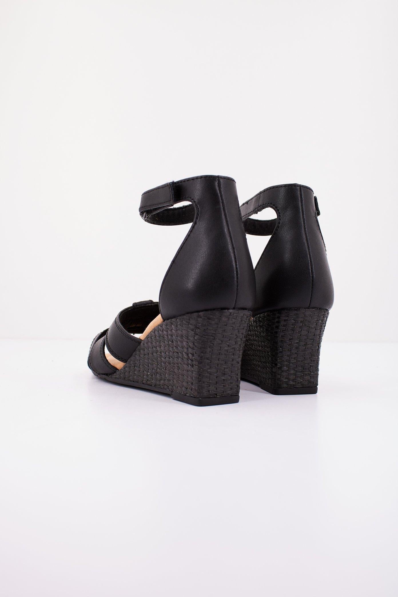 CLARKS KYARRA JOY en color NEGRO (3)