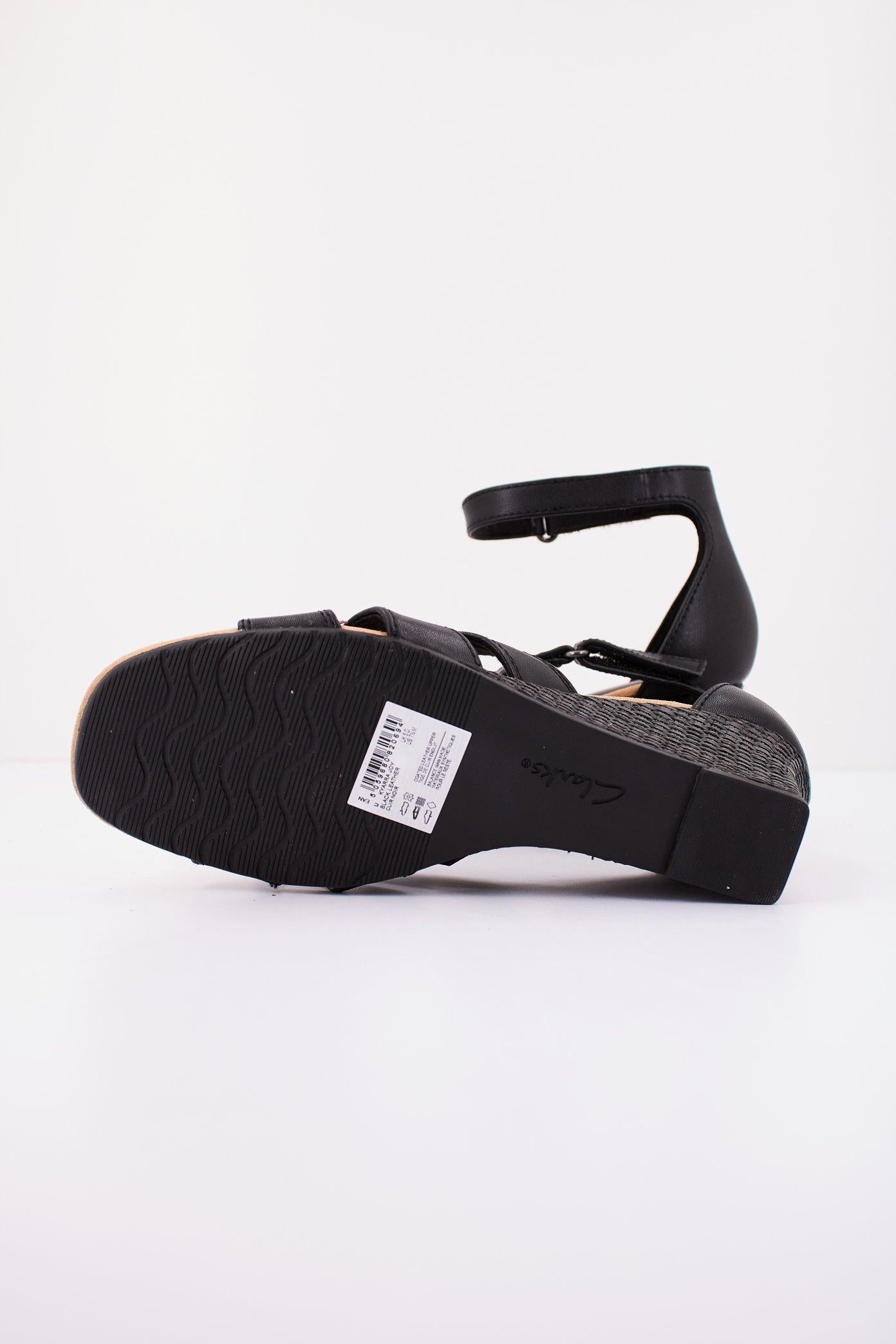 CLARKS KYARRA JOY en color NEGRO (4)