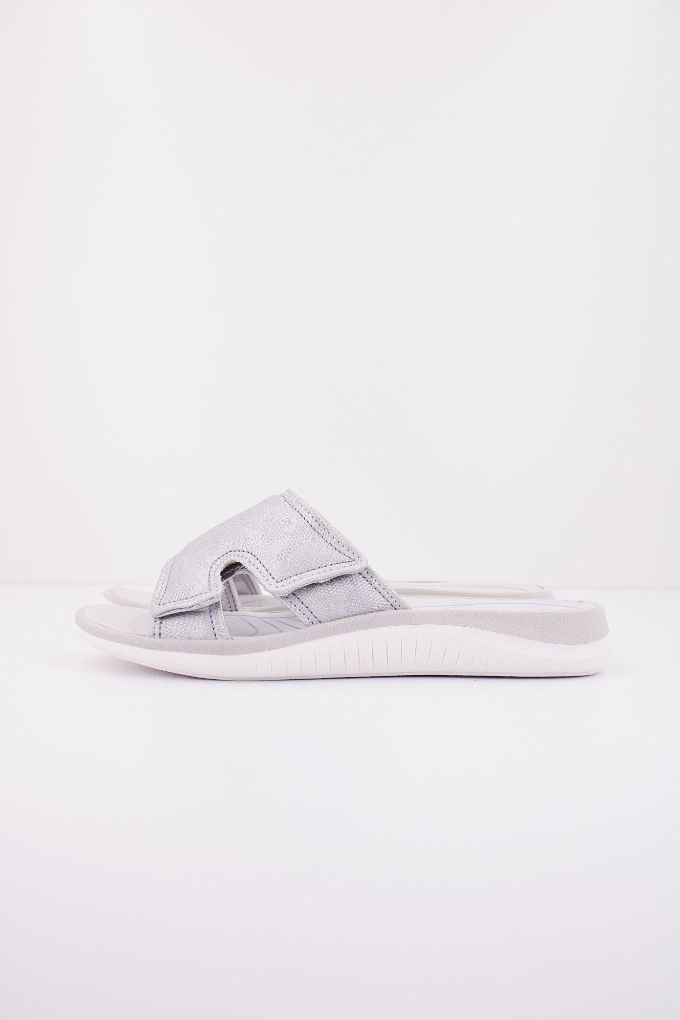 CLARKS GLIDE BAY en color PLATA (1)