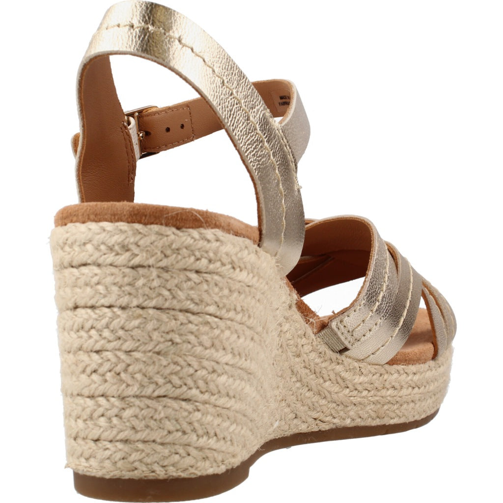 CLARKS SABINA STRAP en color ORO (3)
