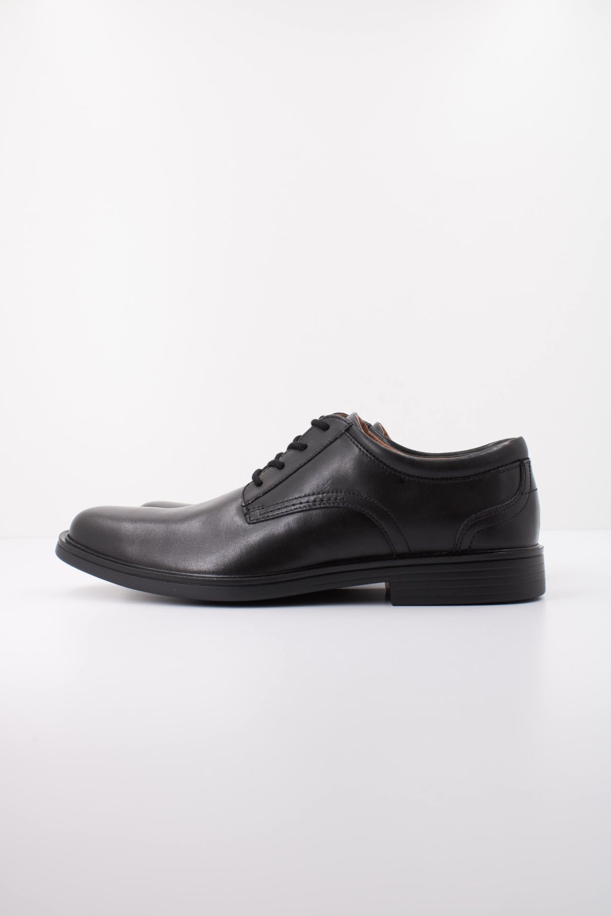 CLARKS C UN ALDRIC LACE en color NEGRO (1)