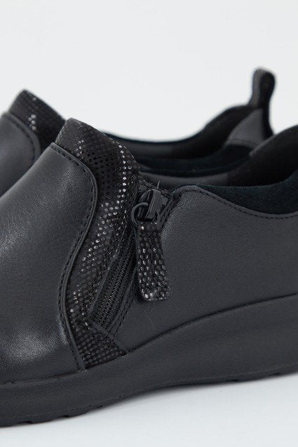 CLARKS UN ADORN ZIP en color NEGRO (2)