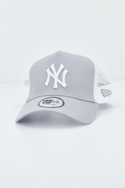NEW ERA CLEAN TRUCKER NEYYAN en color GRIS (1)