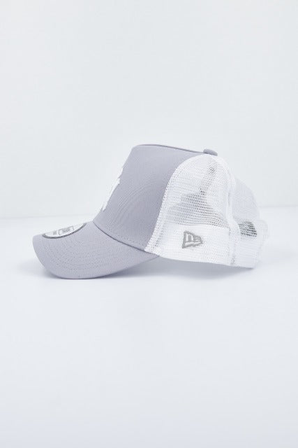 NEW ERA CLEAN TRUCKER NEYYAN en color GRIS (2)