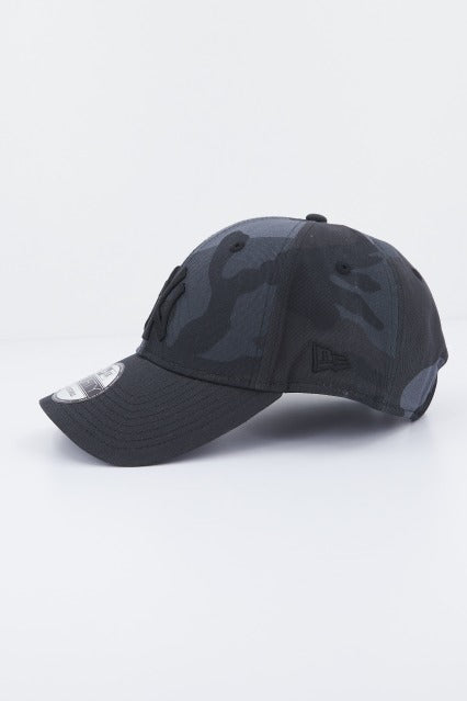 NEW ERA LEAGUE ESSENTIAL NEYYA en color GRIS (2)