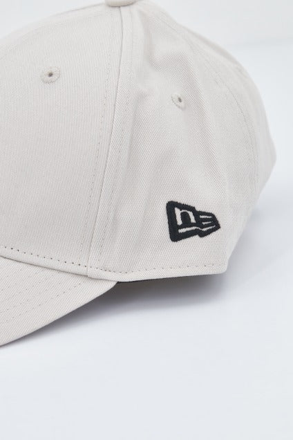 NEW ERA LEAGUE ESSENTIAL NEYYA en color BEIS (4)