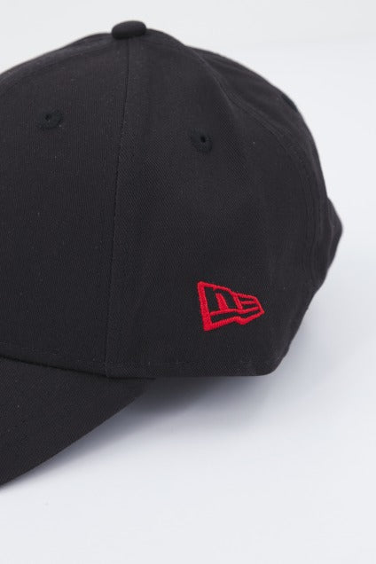 NEW ERA LEAGUE ESSENTIAL NEYYA en color NEGRO (4)
