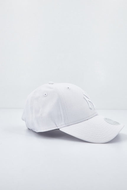 NEW ERA ESSENTIAL NEYYAN en color BLANCO (2)