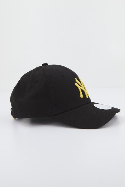NEW ERA WMNS METALLIC LOGO FORTY en color NEGRO (2)