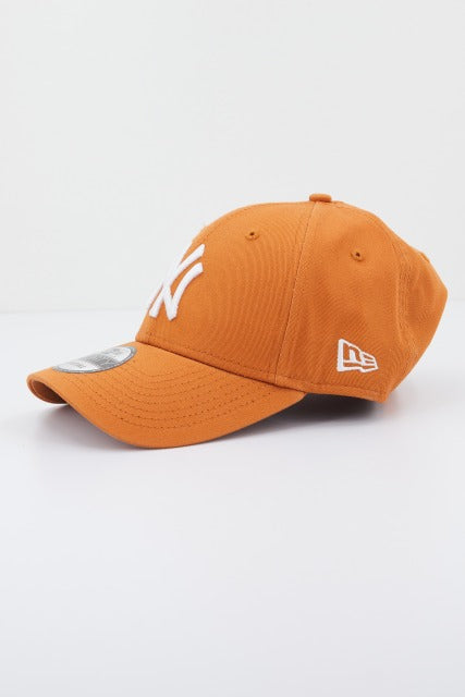 NEW ERA LEAGUE ESSENTIAL FORTY NE en color NARANJA (2)