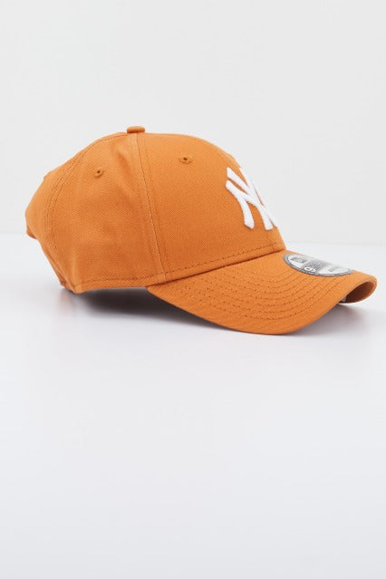 NEW ERA LEAGUE ESSENTIAL FORTY NE en color NARANJA (3)