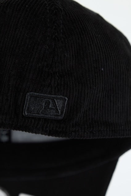NEW ERA CORD THIRTY NEYYAN en color NEGRO (4)