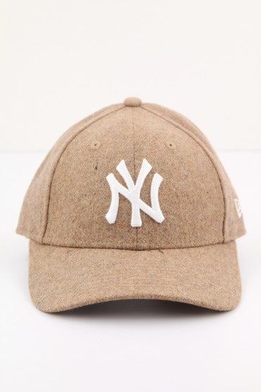 NEW ERA WMNS WOOL FORTY NEYYAN en color MARRON (1)