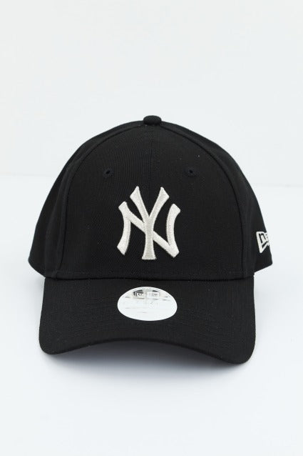 NEW ERA METALLIC LOGO FORT en color NEGRO (1)