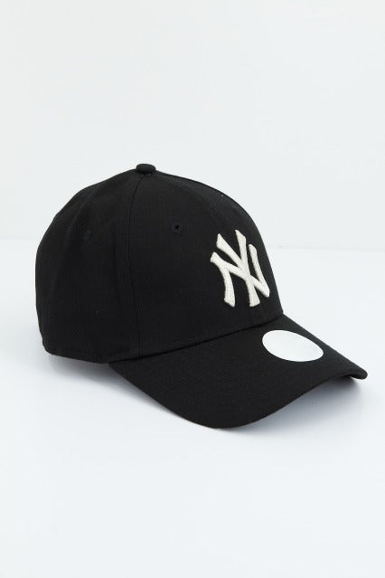 NEW ERA METALLIC LOGO FORT en color NEGRO (2)