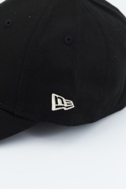 NEW ERA METALLIC LOGO FORT en color NEGRO (4)