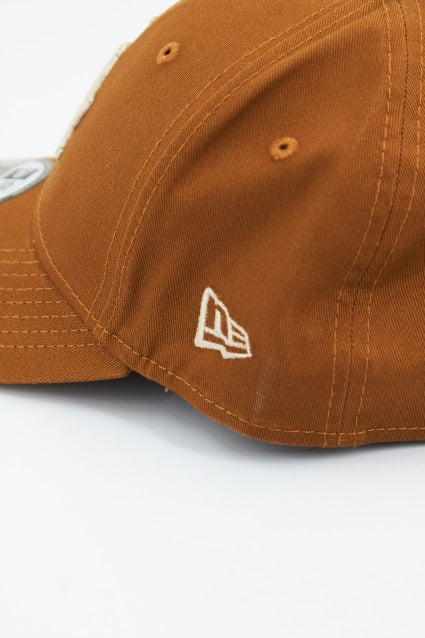 NEW ERA LEAGUE ESSENTIAL FORTY en color MARRON (4)