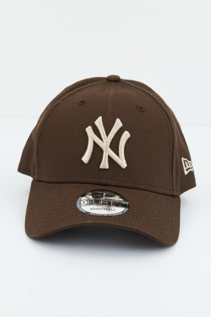 NEW ERA LEAGUE ESSENTIAL FORTY en color MARRON (1)