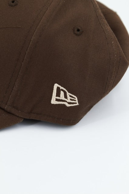 NEW ERA LEAGUE ESSENTIAL FORTY en color MARRON (4)