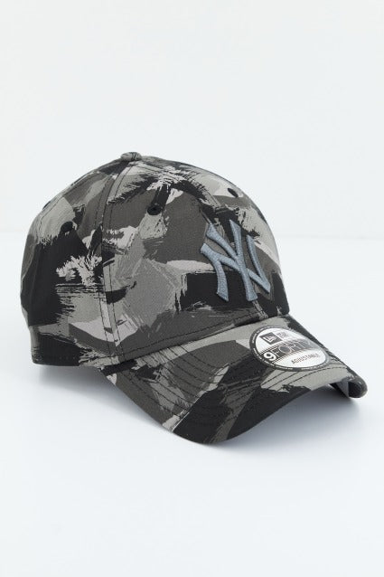 NEW ERA PAINTED AOP FORTY OSFM en color GRIS (2)