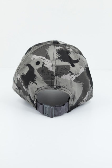 NEW ERA PAINTED AOP FORTY OSFM en color GRIS (3)
