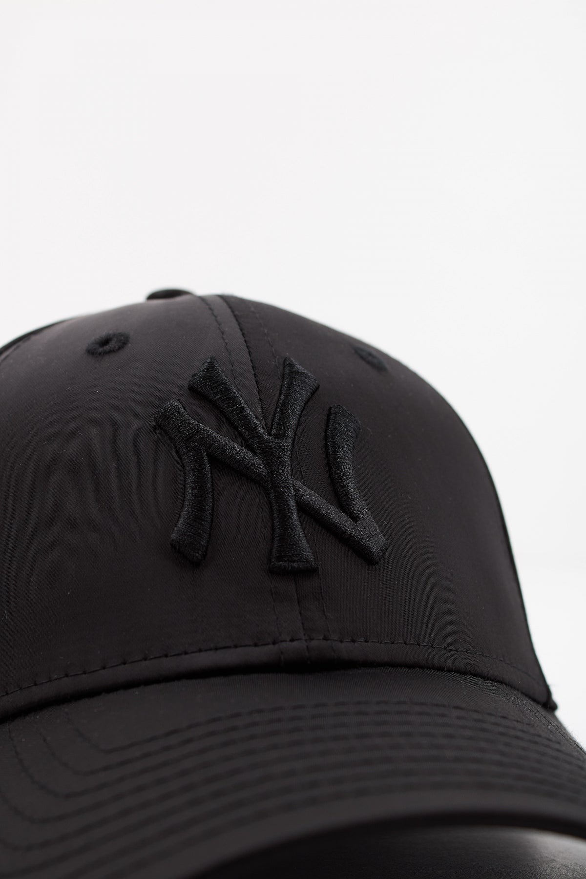NEW ERA FEMALE SATIN FORTY en color NEGRO (4)