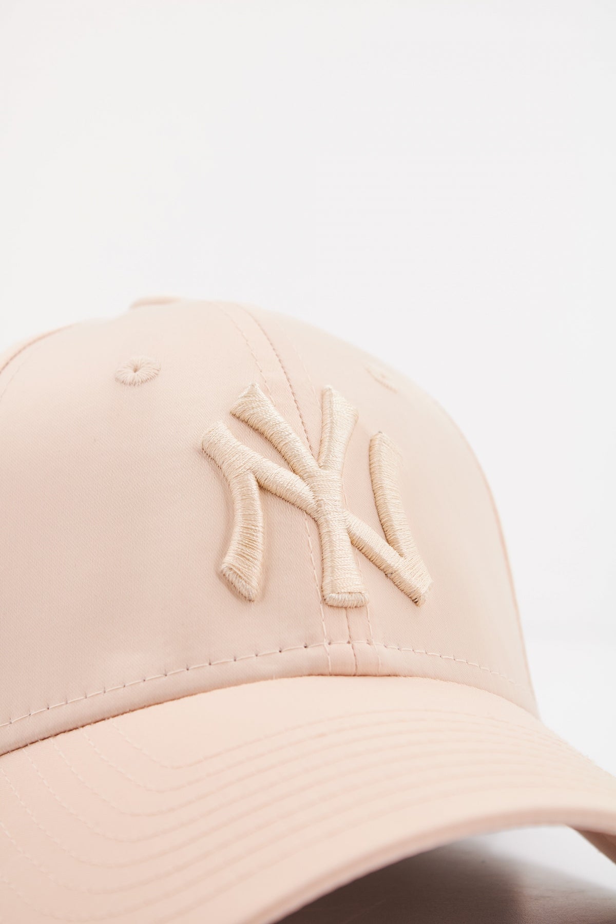 NEW ERA FEMALE SATIN FORTY en color BEIS (4)