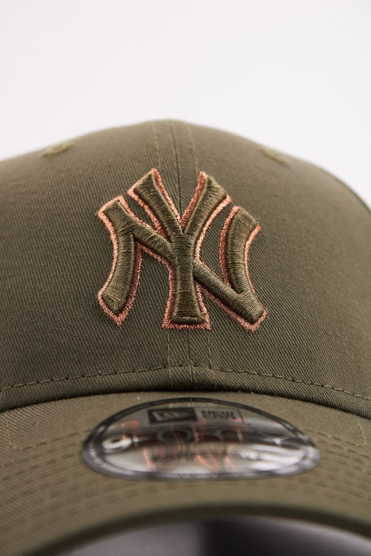 NEW ERA METALLIC OUTLINE FORTY en color VERDE (4)