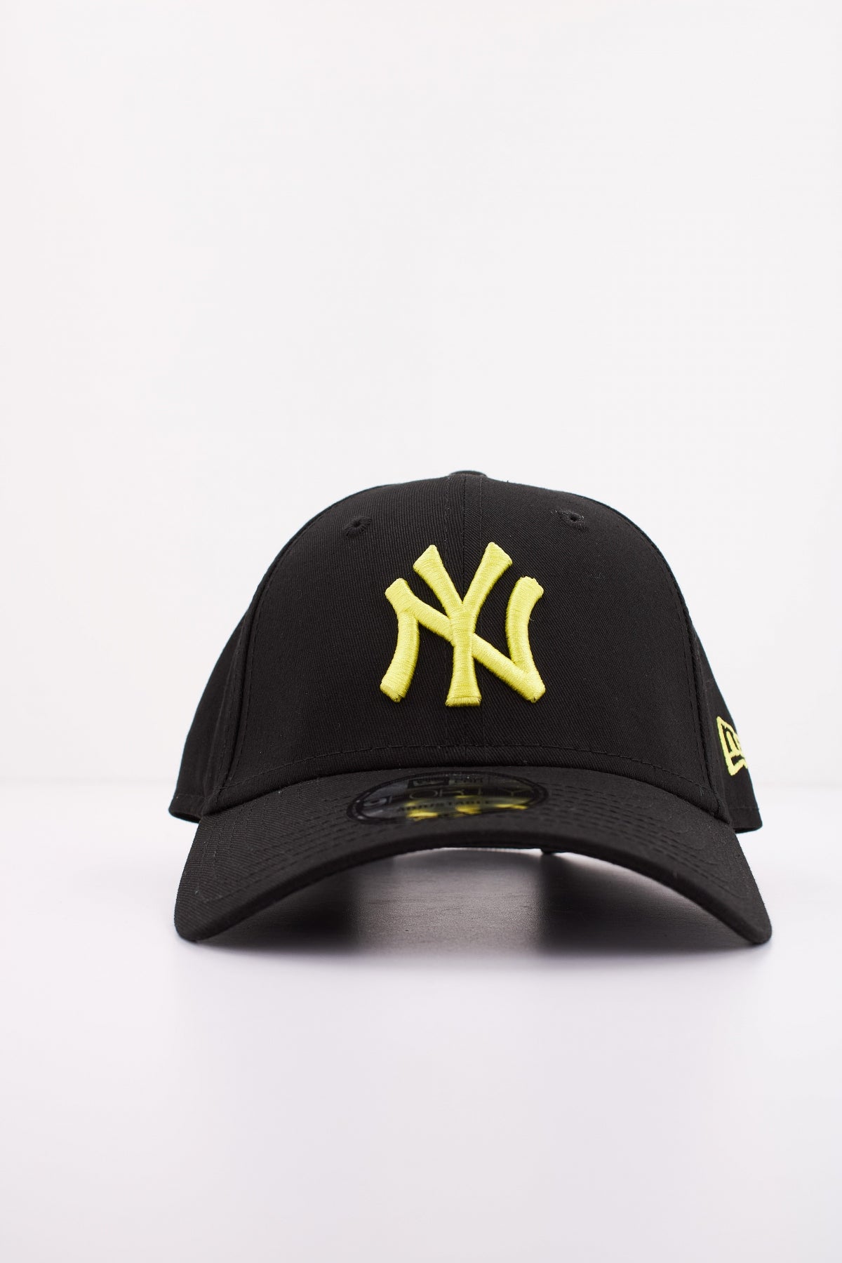 NEW ERA LEAGUE ESSENTIAL FORTY en color NEGRO (1)