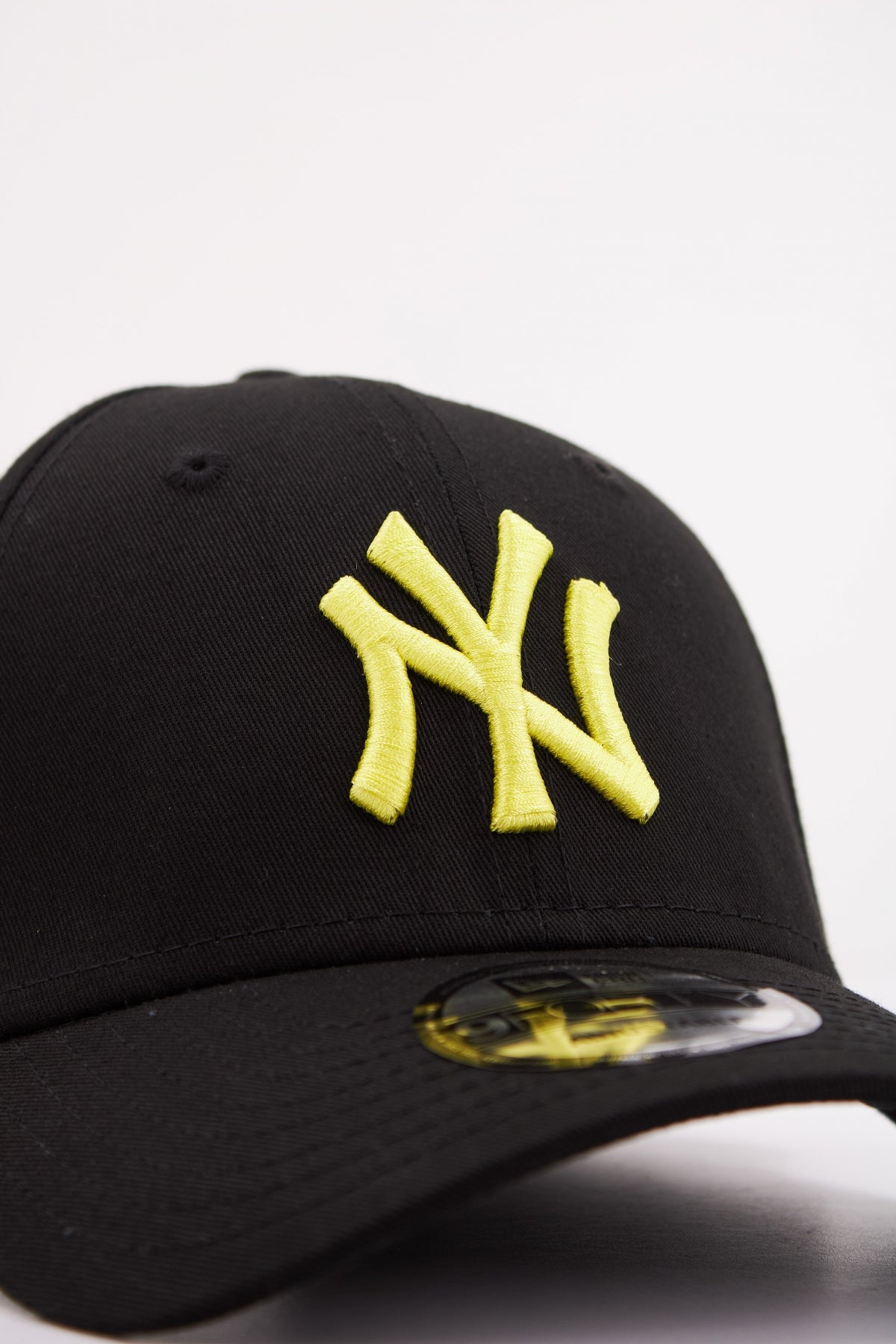 NEW ERA LEAGUE ESSENTIAL FORTY en color NEGRO (4)
