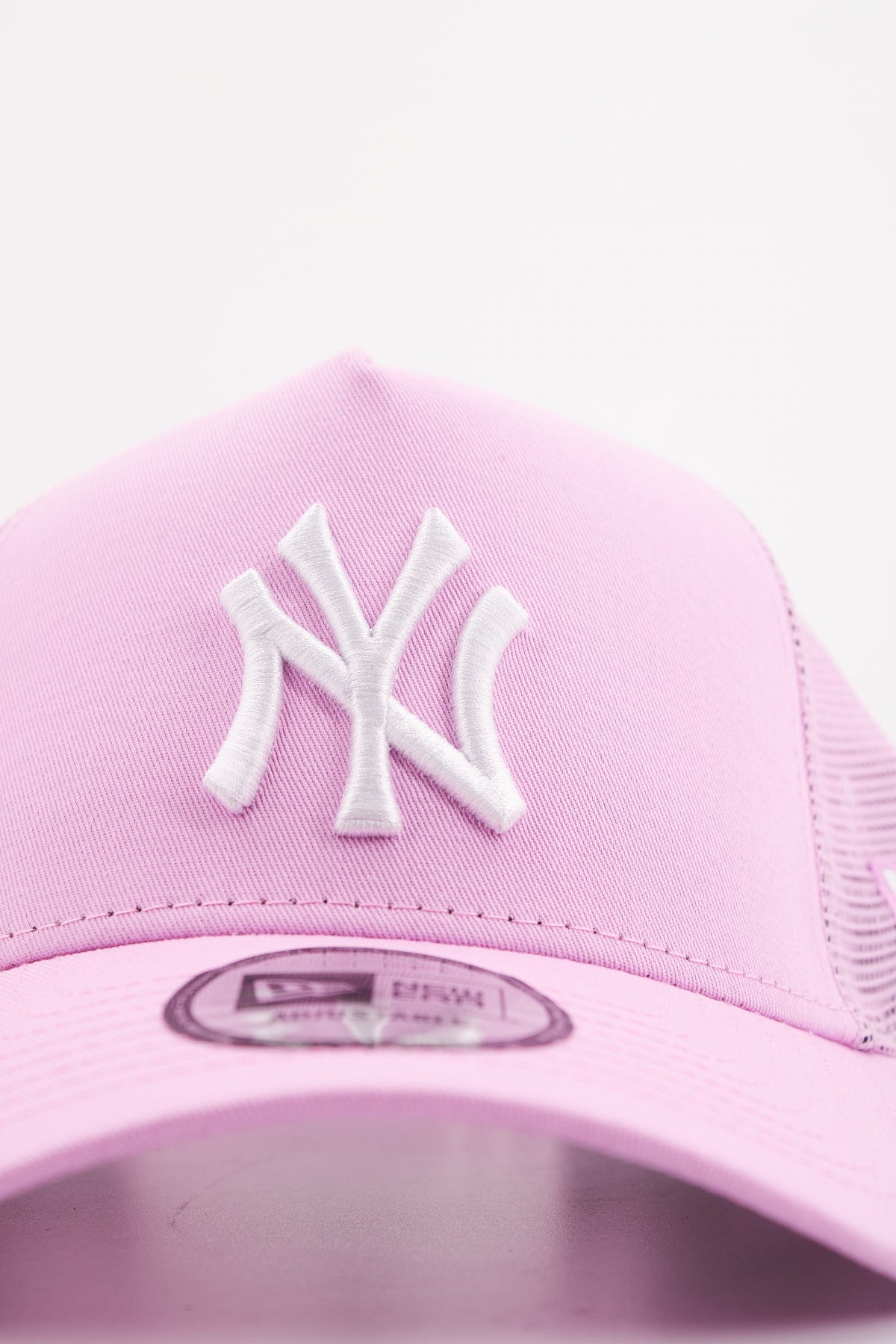 NEW ERA LEAGUE ESS TRUCKER en color ROSA (4)