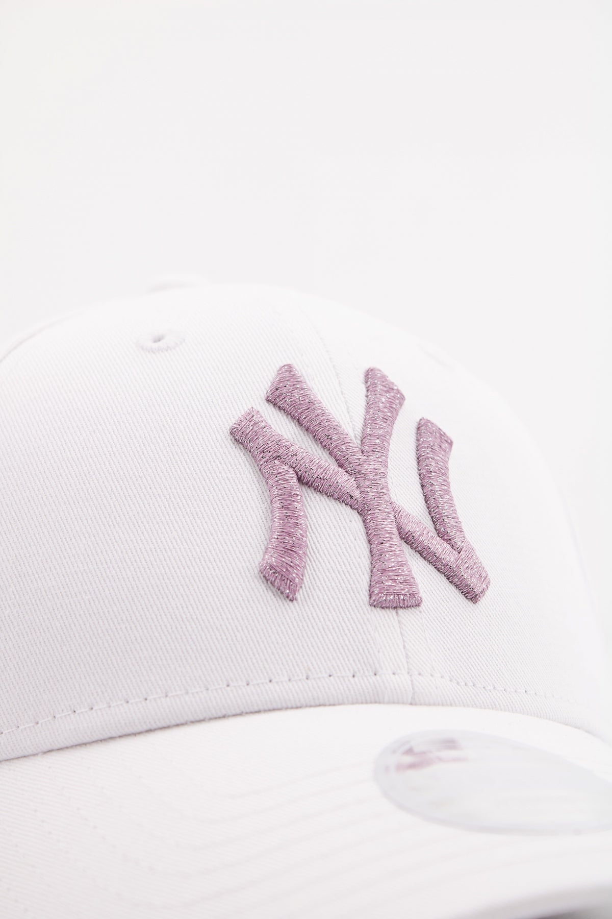 NEW ERA FEMALE METALLIC LOGO FO en color BLANCO (4)