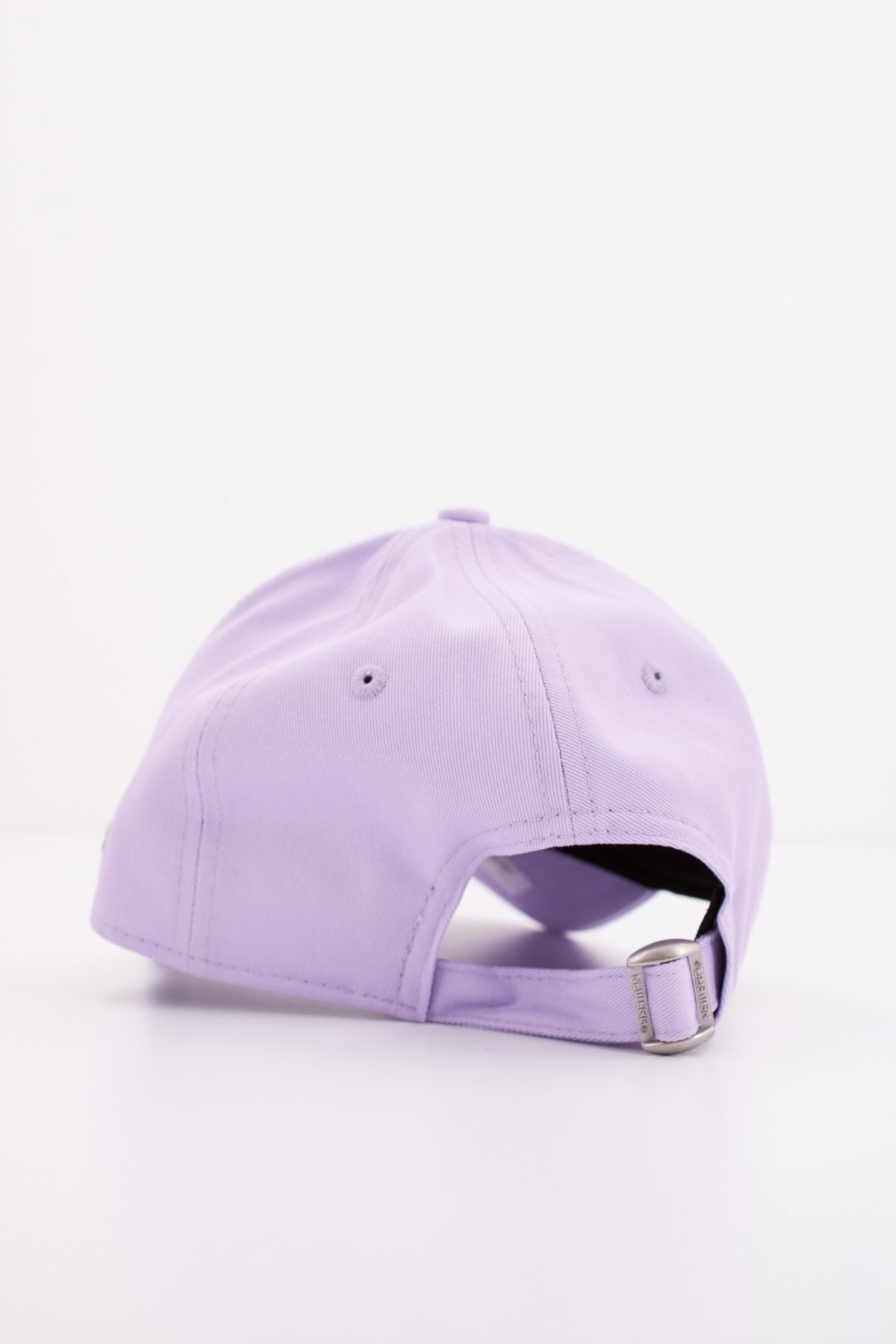 NEW ERA FEMALE METALLIC LOGO FO en color VIOLETA (3)