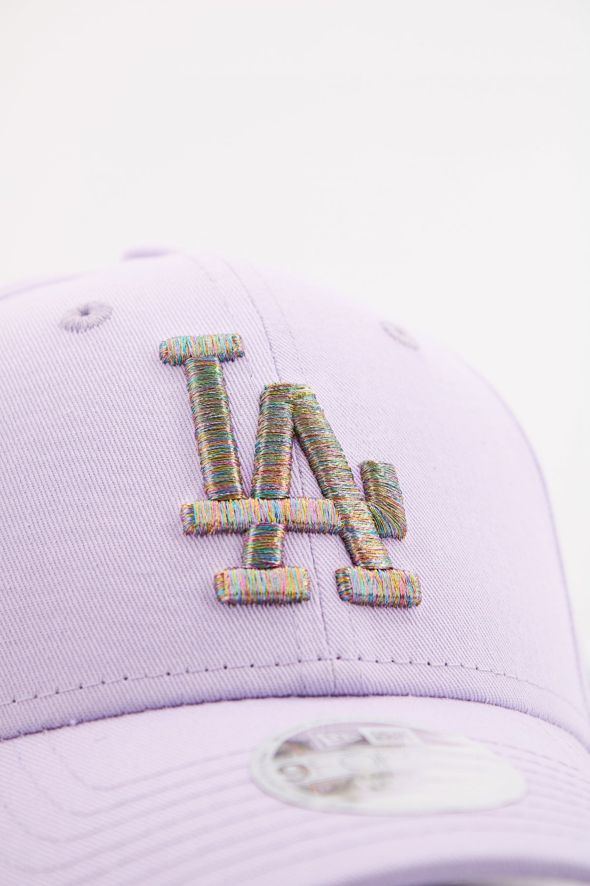 NEW ERA FEMALE METALLIC LOGO FO en color VIOLETA (4)