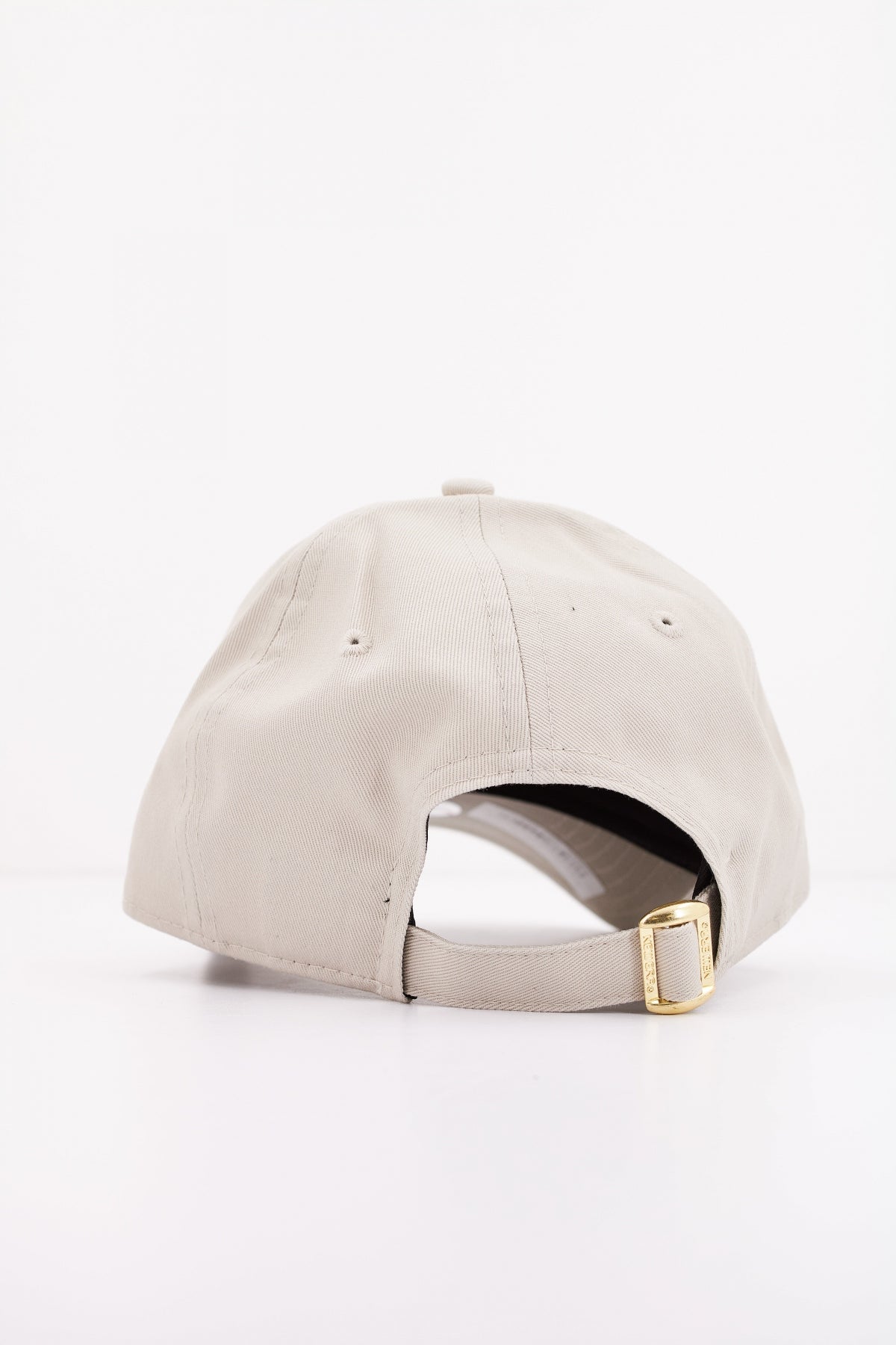 NEW ERA FEMALE METALLIC LOGO FO en color BEIS (3)