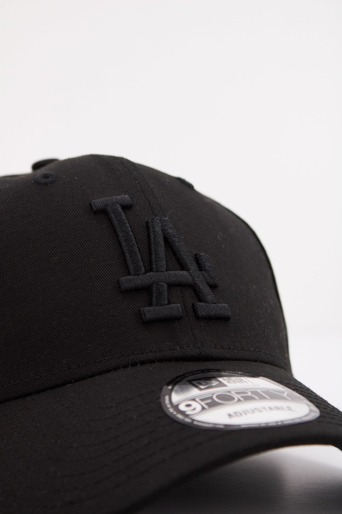 NEW ERA LEAGUE ESSENTIAL LOS en color NEGRO (4)