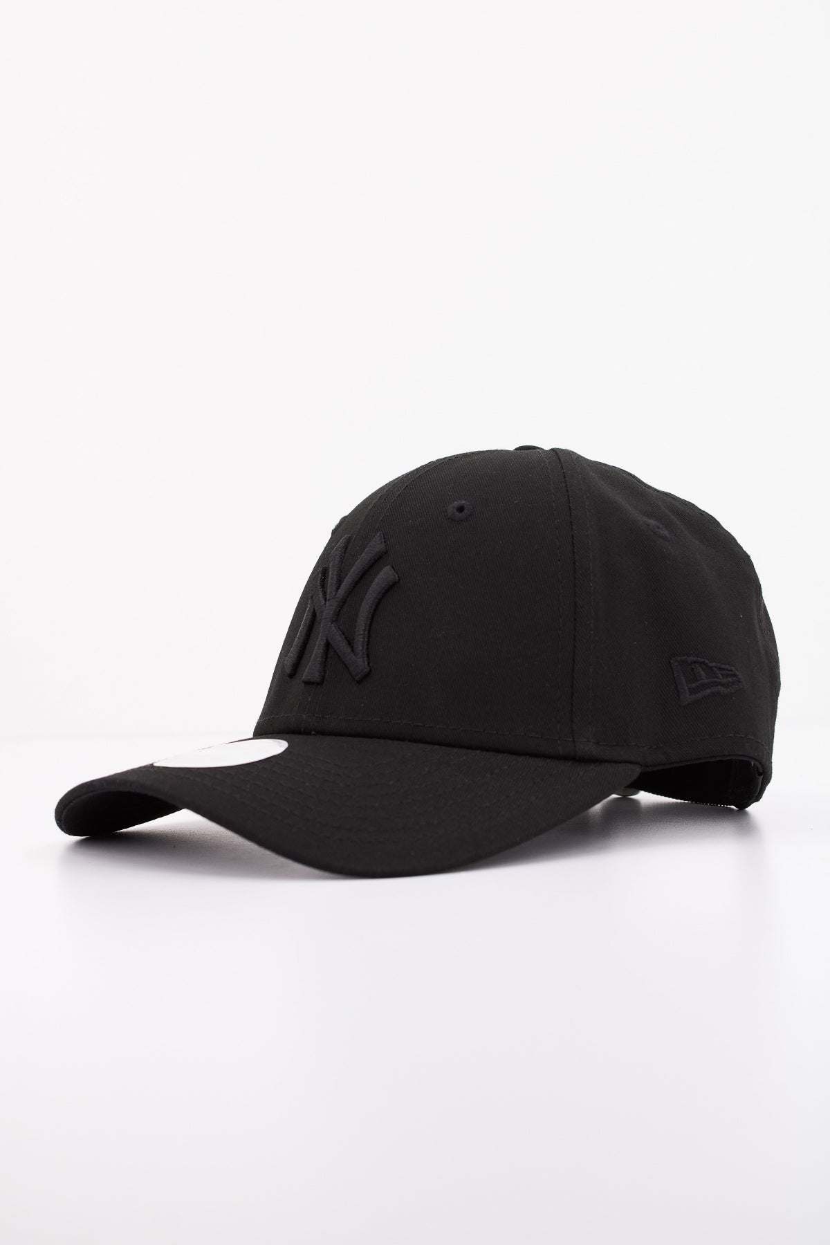 NEW ERA ESSENTIAL WMNS NEYYA en color NEGRO (2)
