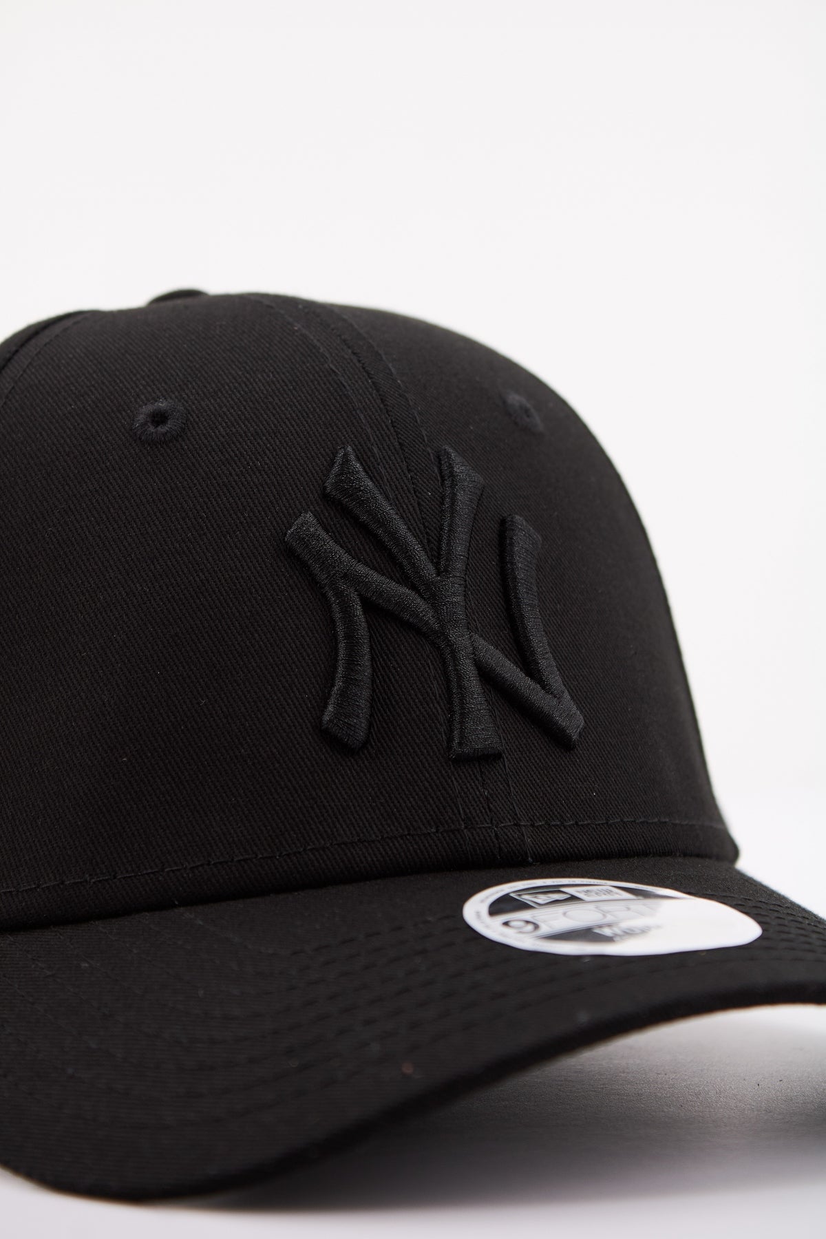 NEW ERA ESSENTIAL WMNS NEYYA en color NEGRO (4)