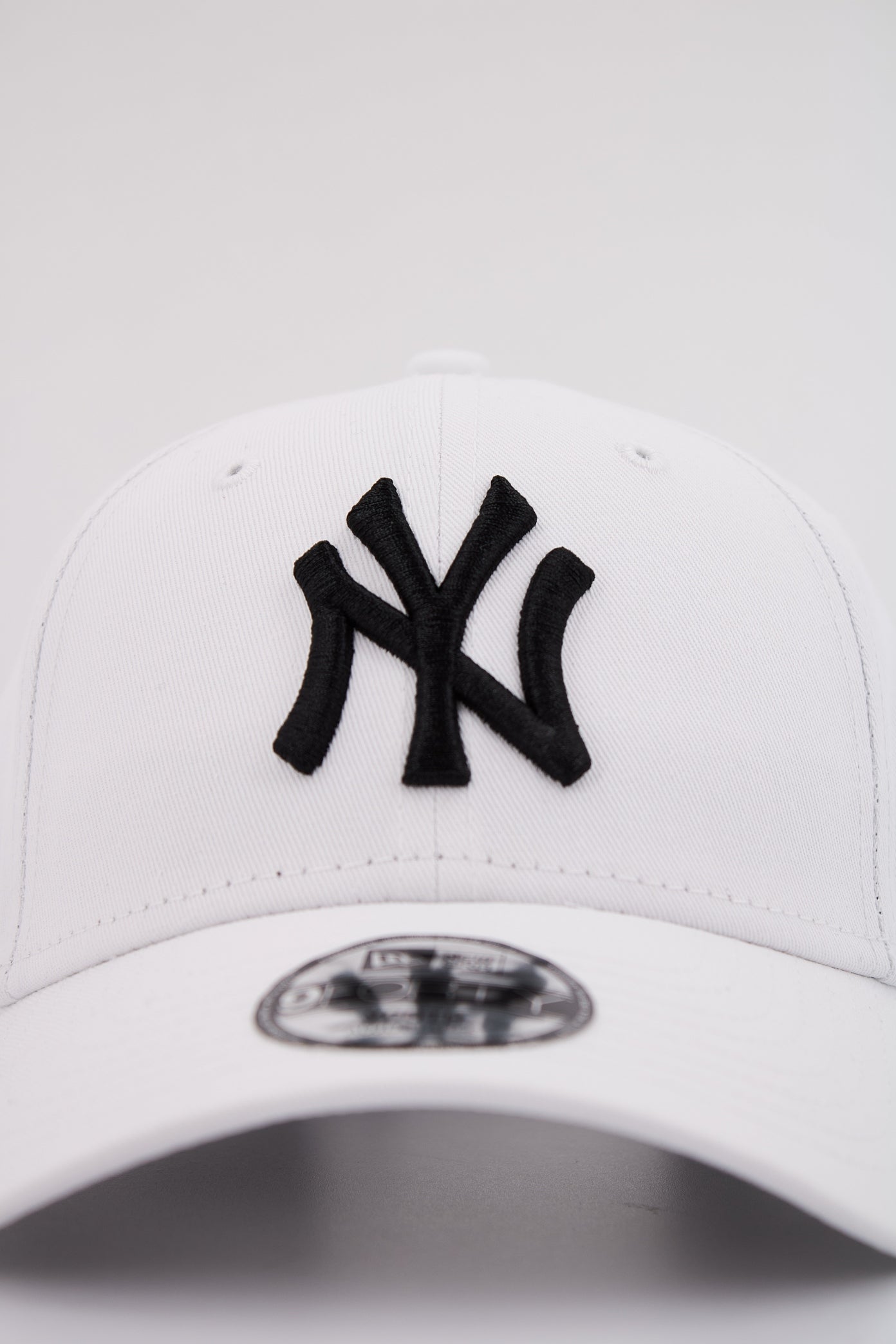 NEW ERA LEAGUE ESSENTI YOUTH en color BLANCO (4)