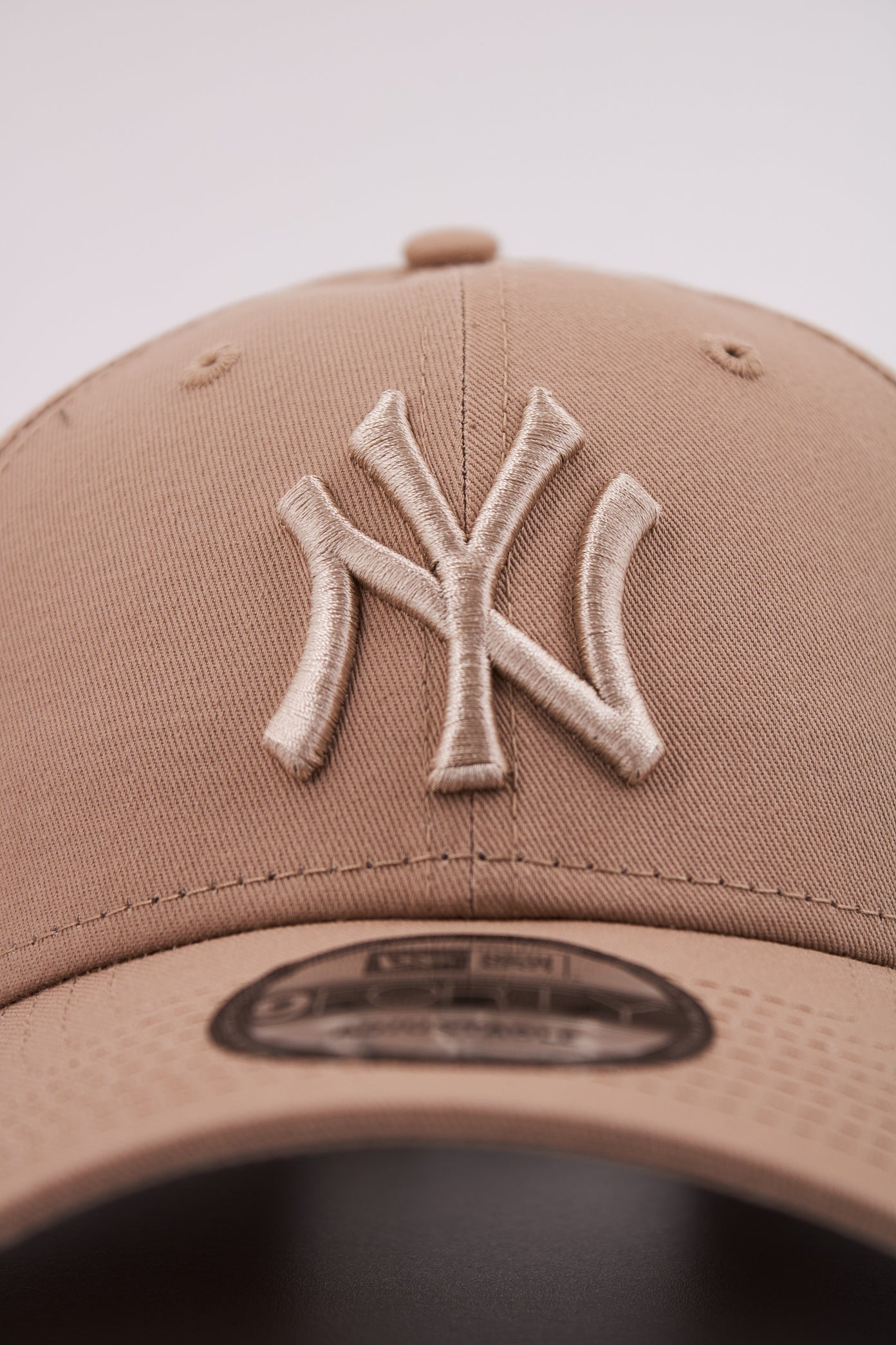 NEW ERA LEAGUE ESSENTIAL F OSFM en color BEIS (4)