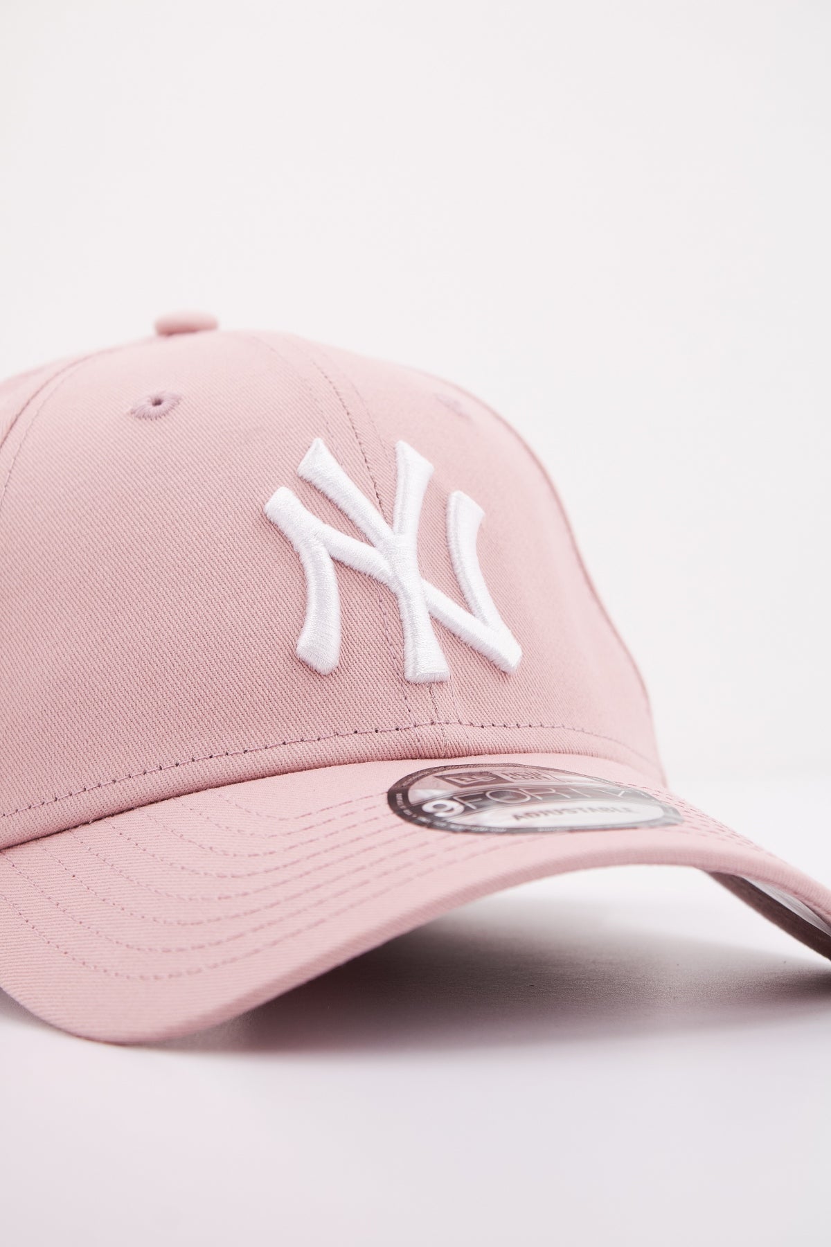 NEW ERA LEAGUE ESSENTIAL FORTY en color ROSA (4)