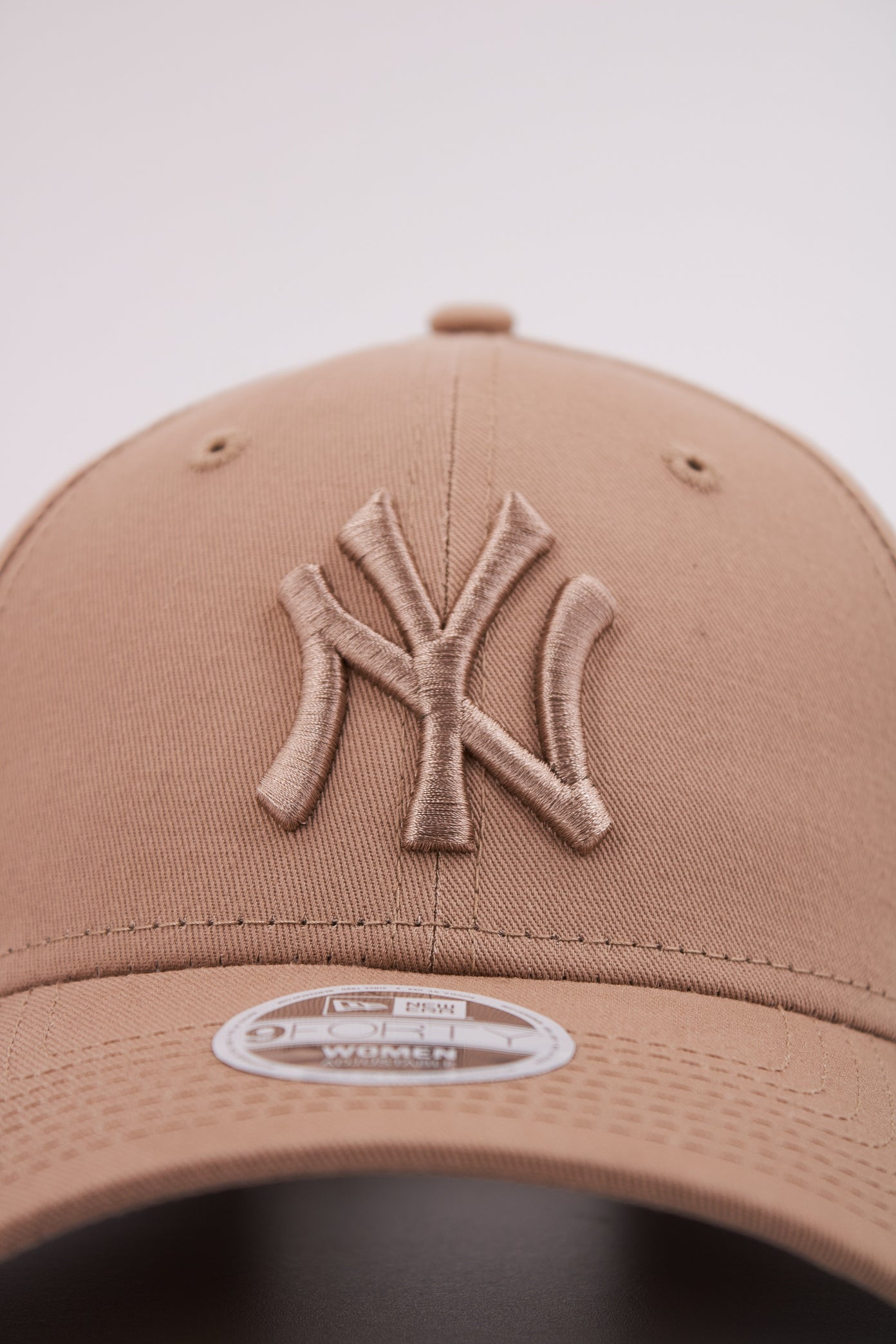 NEW ERA LGE ESS F OSFM en color BEIS (4)