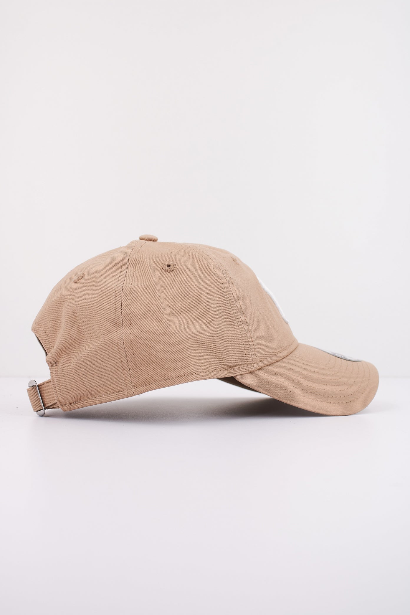 NEW ERA NOS LEAGUE ESS TWE OSFM en color MARRON (2)
