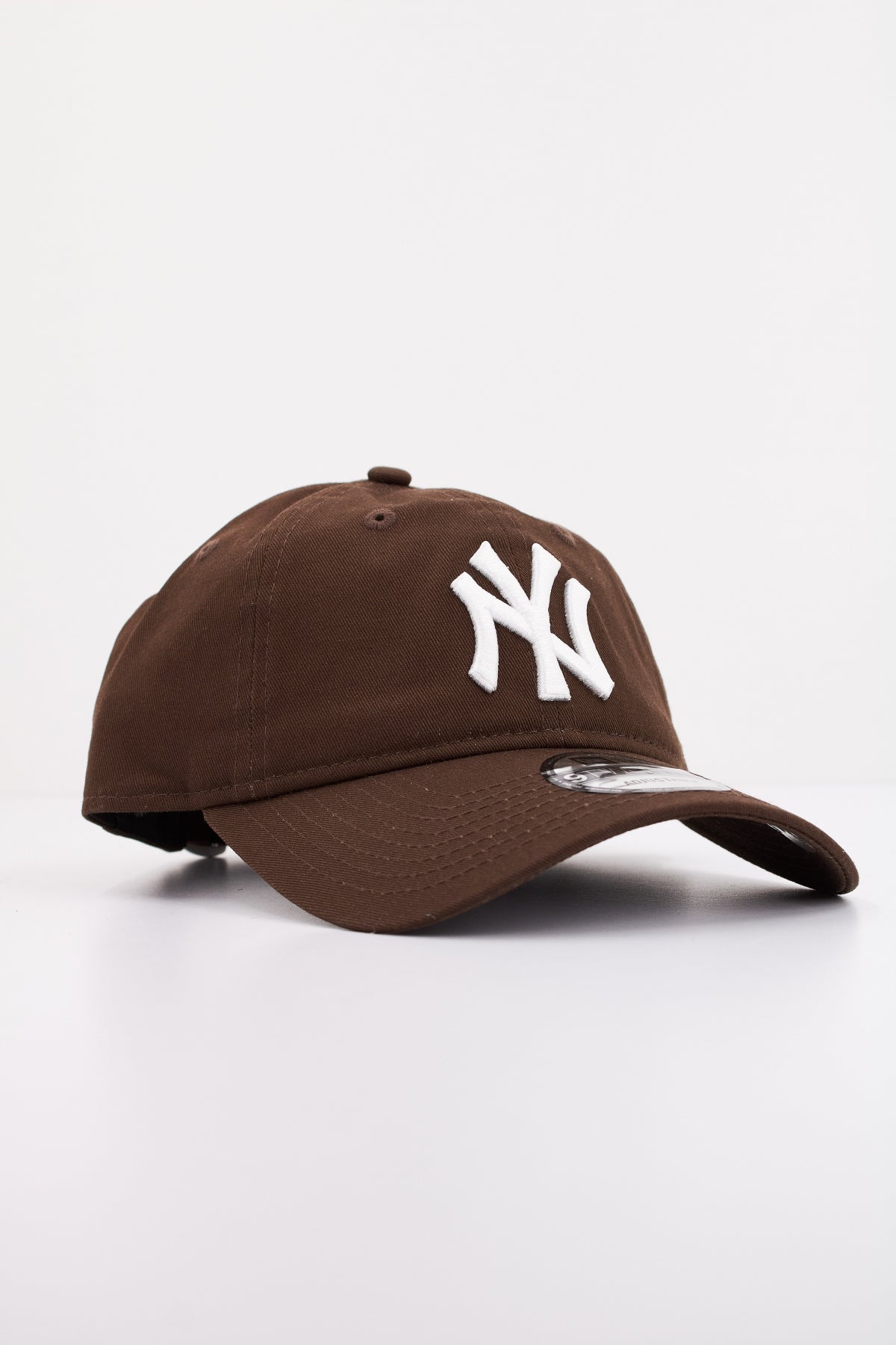 NEW ERA NOS LEAGUE ESS en color MARRON (2)