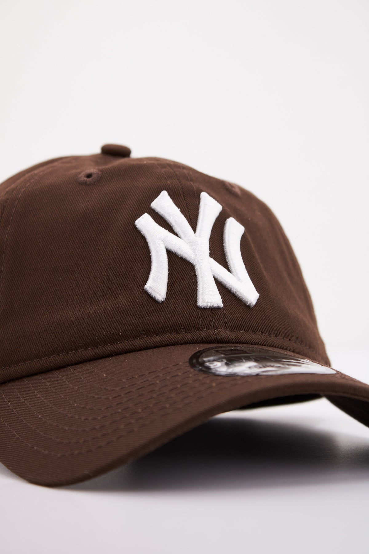 NEW ERA NOS LEAGUE ESS en color MARRON (4)