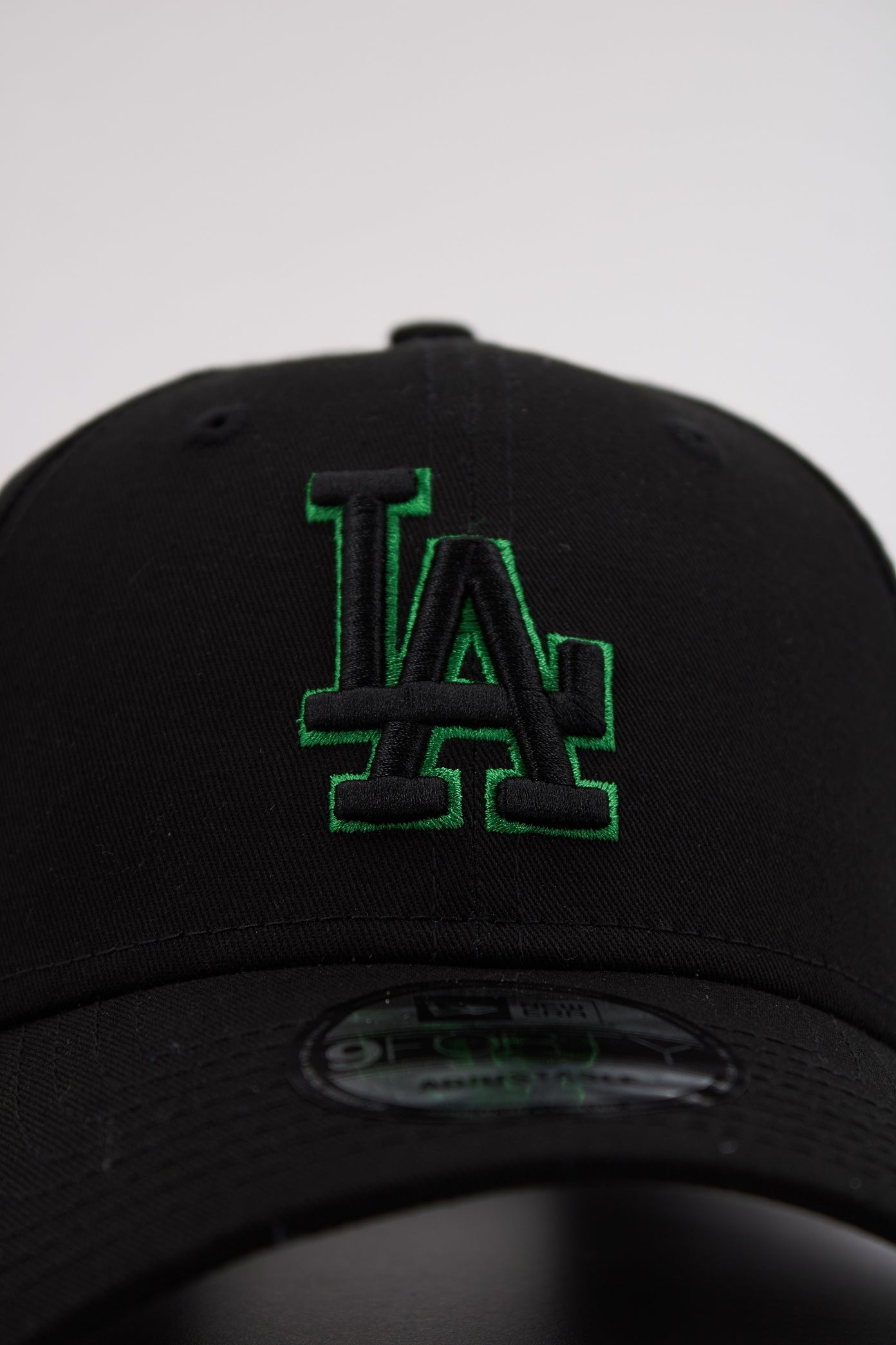 NEW ERA TEAM OUTLINE FORTY OSFM en color NEGRO (4)