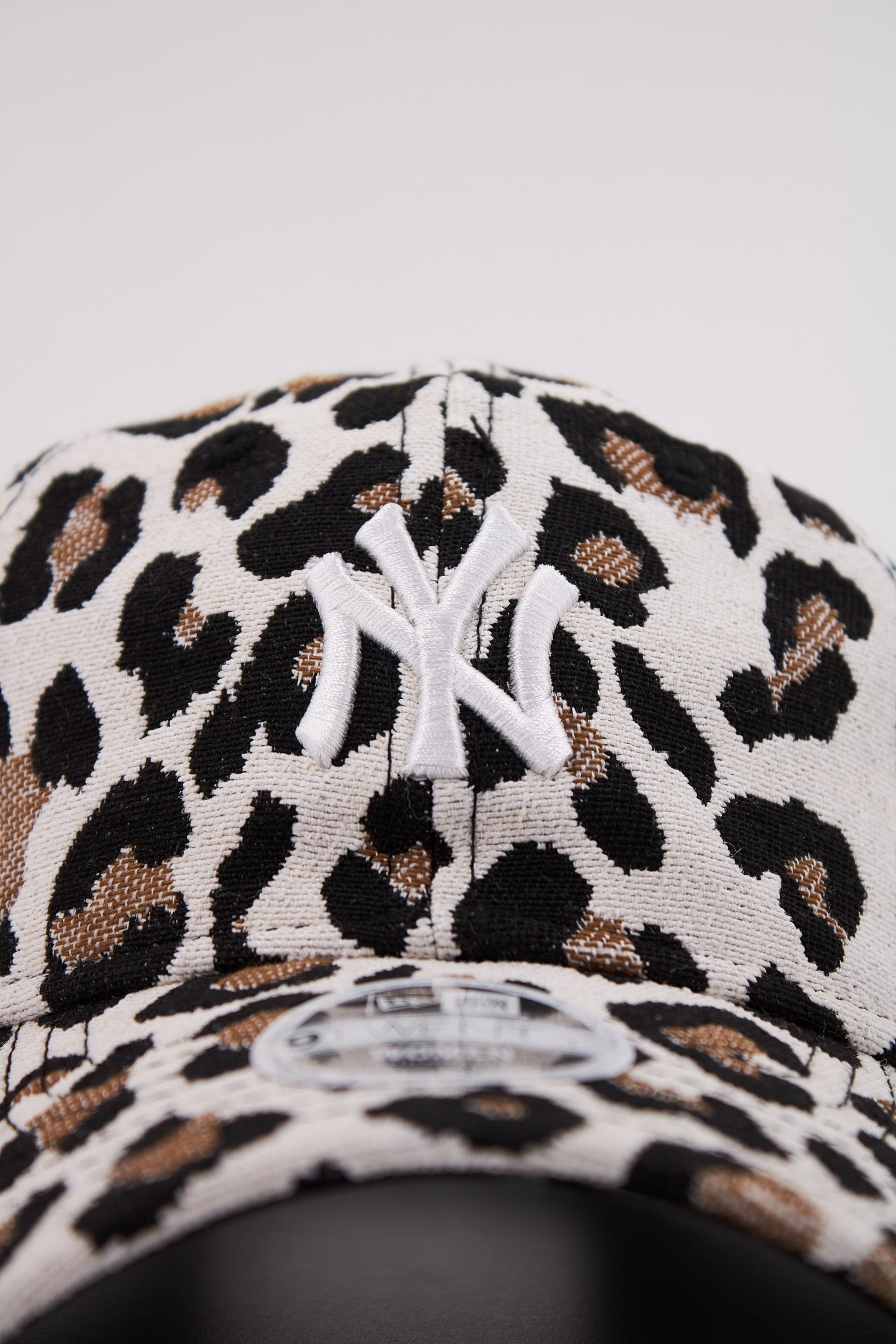NEW ERA JACQUARD LEO OSFM en color ANIMAL PRINT (4)