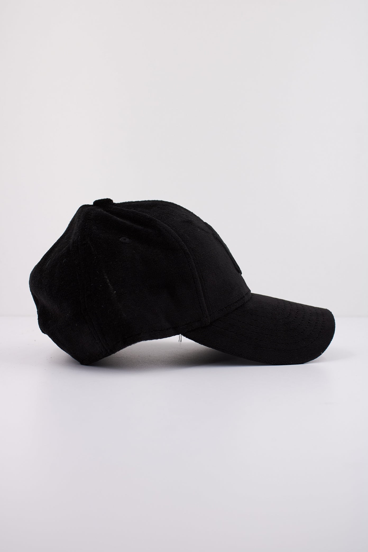 NEW ERA VELOUR FORTY OSFM en color NEGRO (2)